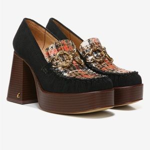 Circus loafer in black corduroy.